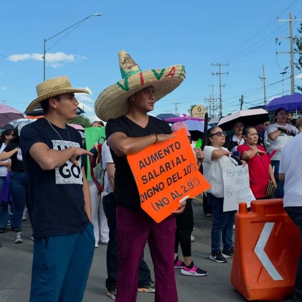 Marchan trabajadores del IMSS